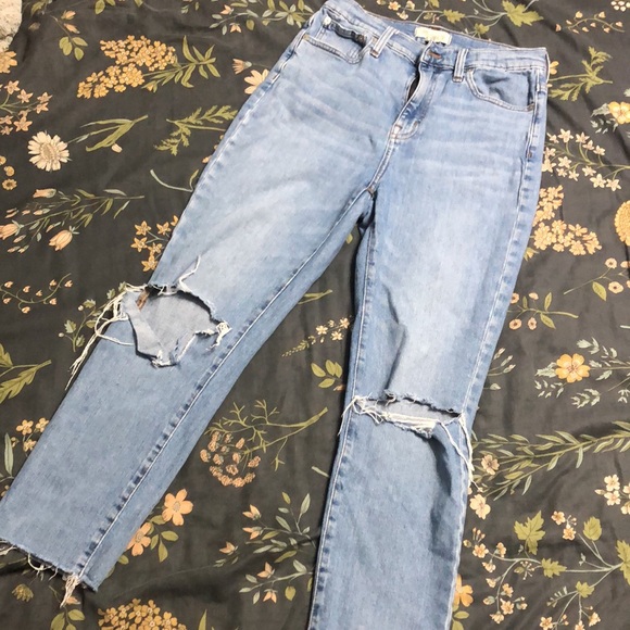 The High-Rise Slim Crop Boyjean in Medium Wash Ripped Knee Raw Hem Straight Leg - Picture 13 of 16